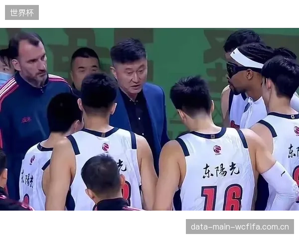 广东队遭遇历史性赛季，核心球员数据下滑及阵容老化问题导致球队竞争力显著下降。